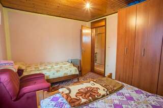 Проживание в семье Lara Rooms Жабляк Трехместный номер с основными удобствами и общей ванной комнатой-3